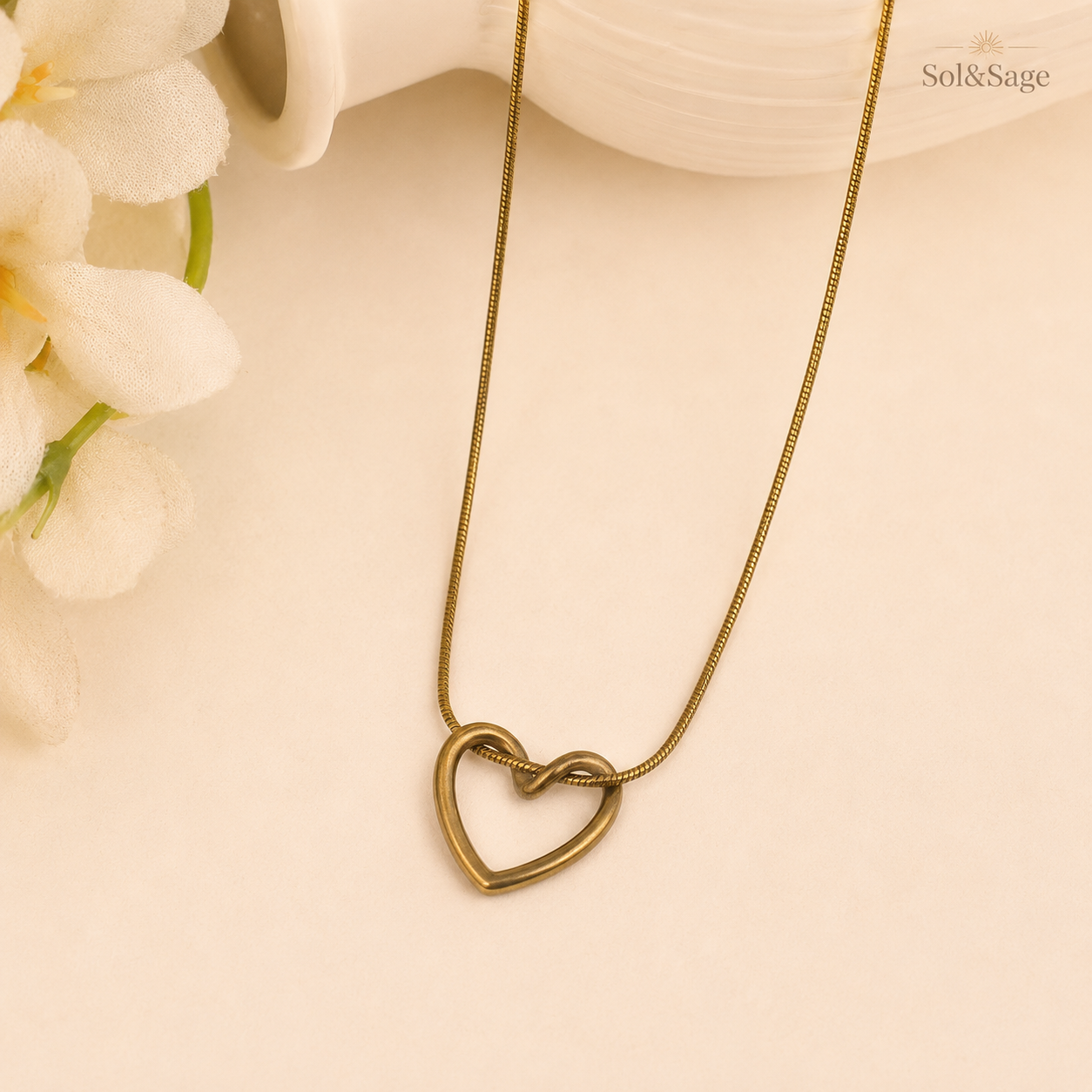 Minimalist Heart Pendant Necklace - Sol&Sage