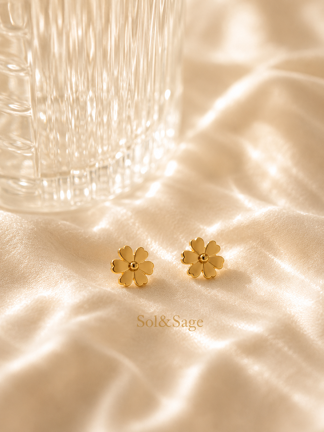 Gold Daisy Flower Stud Earrings –Sol&Sage